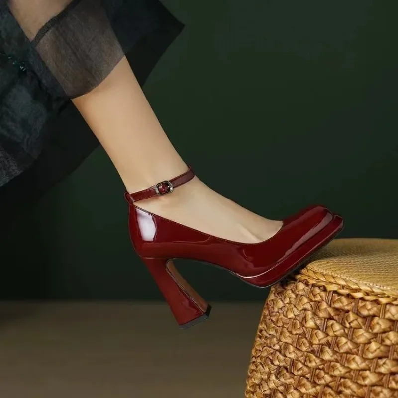 أحذية عصرية ذات كعب عالٍ. أحذي - مراجعة Leather Classic Strap وسعره