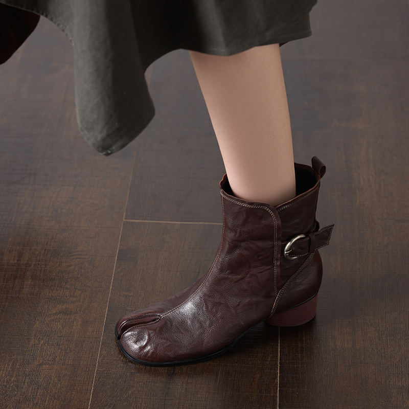 أحذية كاحل تابي مصنوعة يدويًا  - مراجعة Leather Classic Strap وسعره